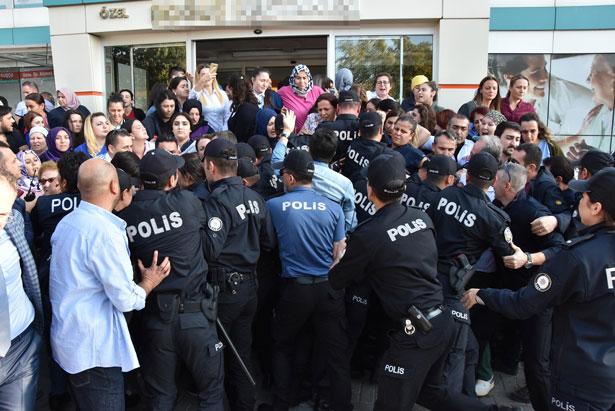 Altı aydır maaş alamayan hastane çalışanları, icra memurlarını içeri sokmayınca arbede çıktı