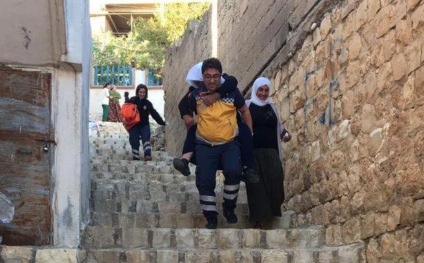 Sağlık çalışanından alkışlanacak hareket: Yaşlı hastayı sırtında ambulansa taşıdı