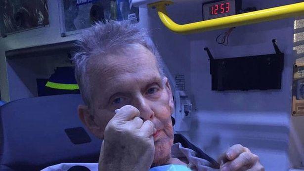 Ölmek üzere olan hastanın son isteğini ambulans görevlileri yerine getirdi 