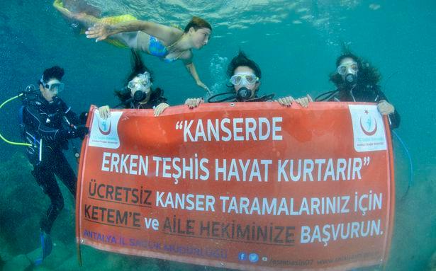 İlçe sağlık müdürü ve dalış ekibi meme kanseri farkındalığı için sualtında pankart açtı
