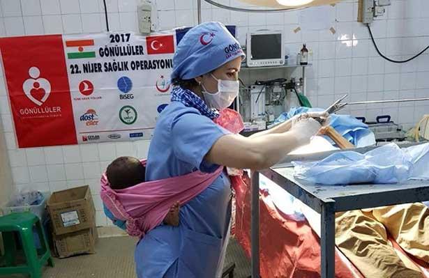 Sırtında bebek, önünde hasta! Mülkiye hemşire o anları anlattı