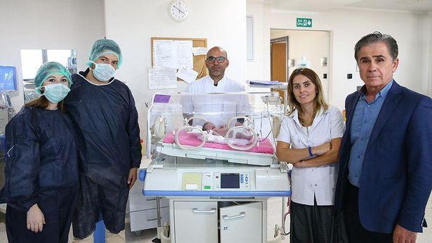 Prof. Dr. Nazmi Narin ve ekibi 23 günlük bebeği 'tıkaç yöntemi' ile hayata bağladı