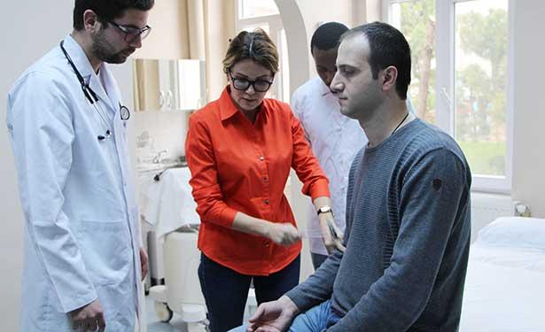 Büyük kaza geçirdi, beyninin ön lobu alındı, ayağa kalkamaz denildi nöroplastisite ile hayatına geri döndü 