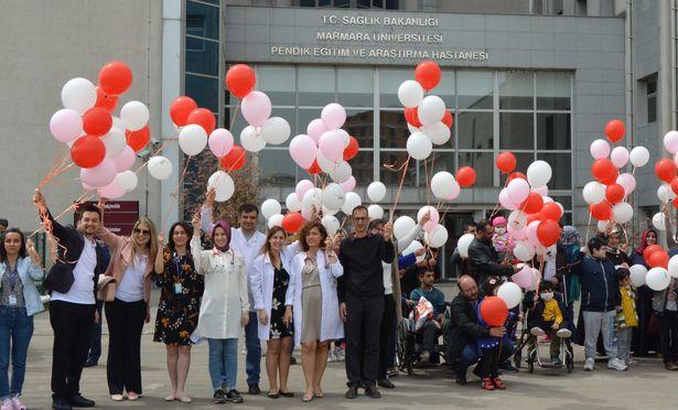 Primer immün yetmezliğe dikkat çekmek için balonlar gökyüzünde 