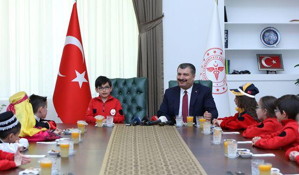 Sağlık Bakanı koltuğunu 1. sınıf öğrencisine devretti 
