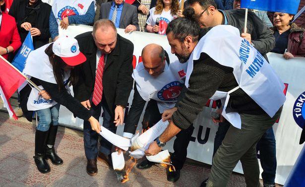 Döner sermaye ücretlerine bir tepki daha: Sağlık çalışanları bordrolarını yaktı