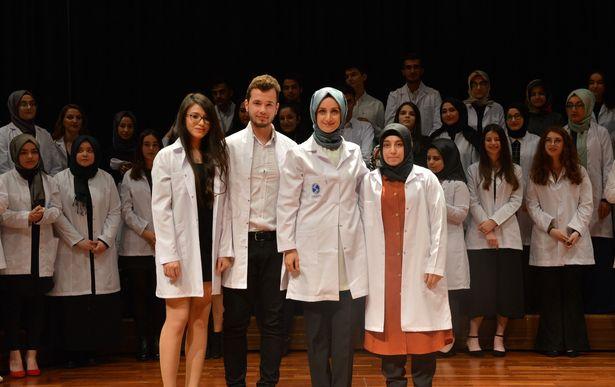 Sakarya Diş Hekimliği 1. sınıf öğrencileri beyaz önlük giydi 