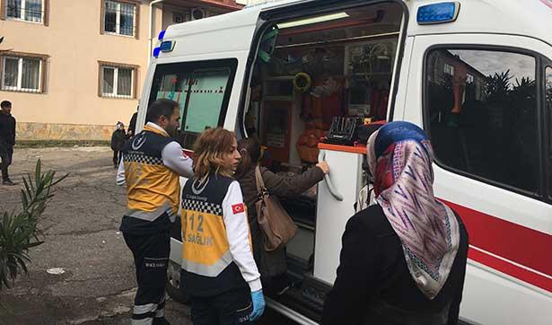 Bu sefer bir kadın, kadın doktoru ve ebeyi darp etti