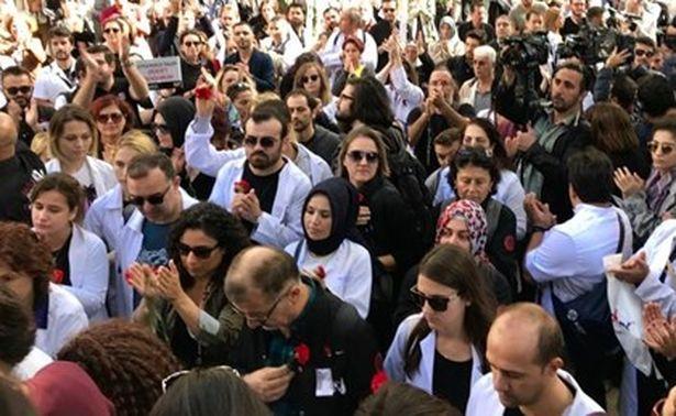 Hekimler 'sessiz siyah çığlık'larla yürüdü 