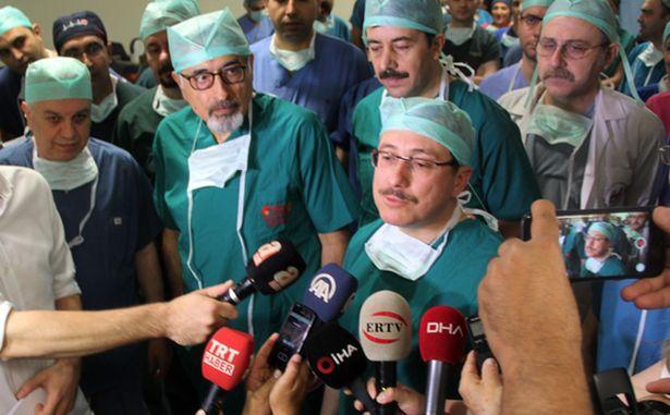Eş zamanlı beş nakil '10 ayrı odada 36'sı cerrah 100'ün üzerinde personel' ile Guinness Rekorlar Kitabına girdi
