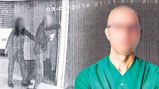 Tecavüzle suçlanan profesörün avukatları çekildi 