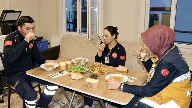 Herkes oruç açarken 112 Acil Servisin 'kahramanları' hayat kurtarıyor