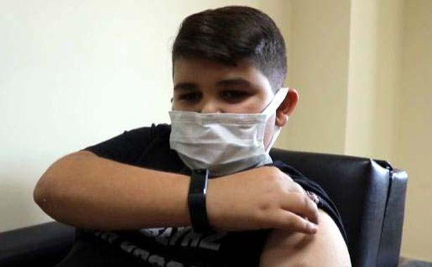 12 yaşındaki Ahmet koronavirüs aşısı oldu, herkesi aşı olmaya davet etti