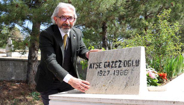 'Feyzalıp doktor oldum' dediği öğretmeninin mezarını 36 yıl sonra ziyaret etti