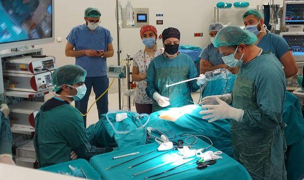 Jinekolojik Endoskopi Sempozyumu’nda hekimlere canlı ameliyat sunumu yapıldı
