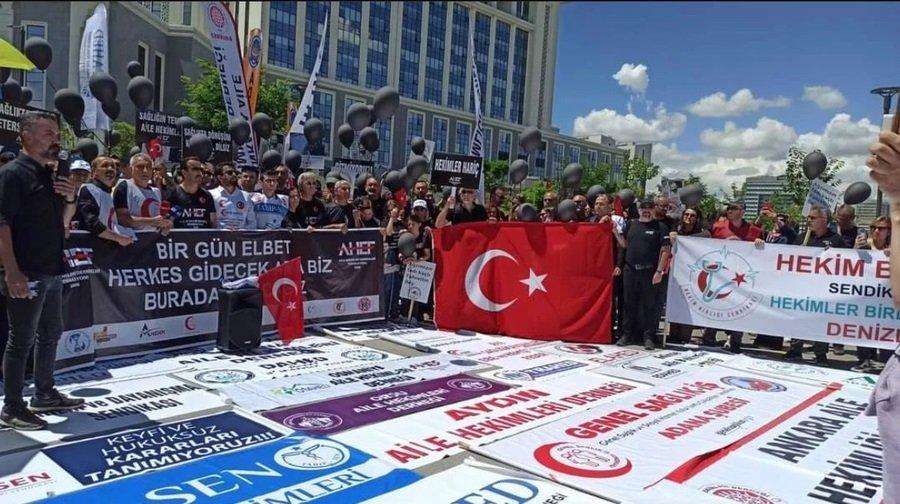 Aile hekimlerinden Sağlık Bakanlığı önünde iş bırakma eylemi!