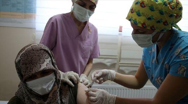 Aile hekimleri salgınla mücadelede 'aşı üssü' gibi hizmet veriyor