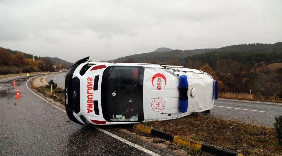 Kastamonu'da ambulans devrildi: 3 yaralı