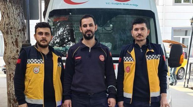 Ambulansları kaza yaptı; vakaya koşarak yetiştiler