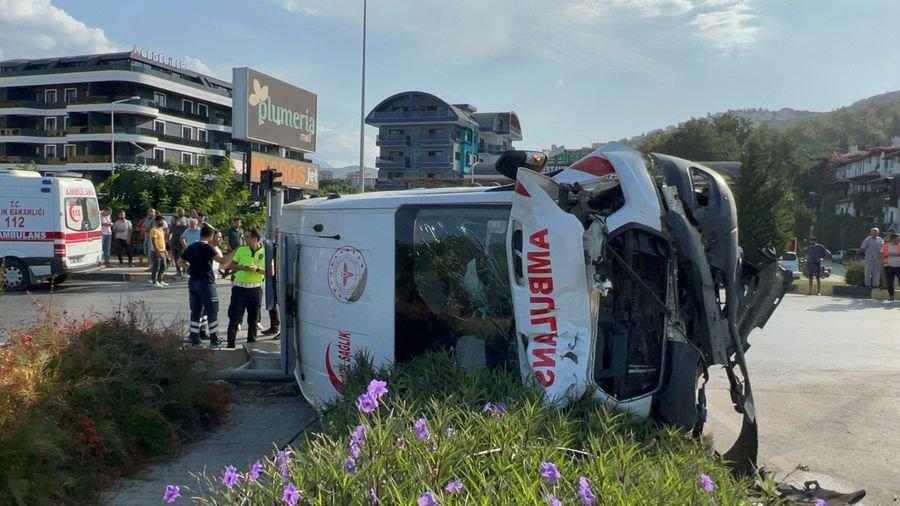 Antalya'da ambulans ile kamyonet çarpıştı: 2'si sağlık çalışanı 8 yaralı