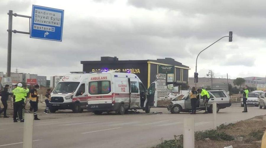 Balıkesir'de ambulans ile otomobil çarpıştı: 4 yaralı