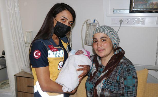 Sağlık Bakanı Koca, Afyonkarahisar'da ambulansta doğum yaptıran sağlık ekibini ve bebeğin ailesini kutladı