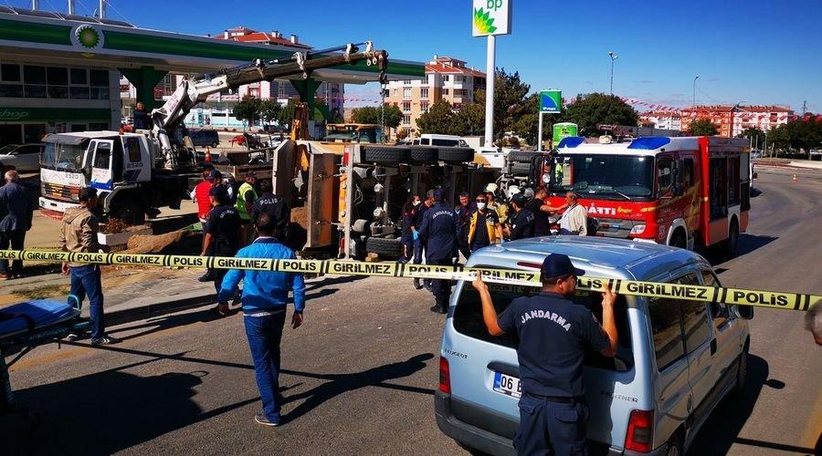 Ankara'da devrilen kamyonun altında kalan sağlık çalışanı hayatını kaybetti