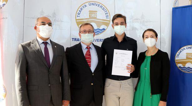 Edirne'de tıp fakültesini kazanan genç, anne babasının öğrencisi oldu