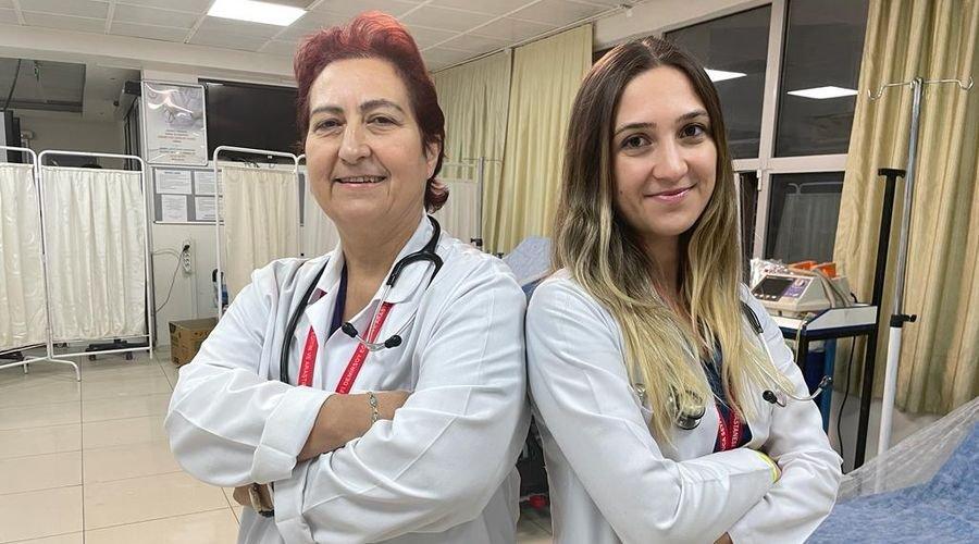 Emekliliğini erteleyen 33 yıllık doktor, kızıyla aynı acil serviste görev yapıyor