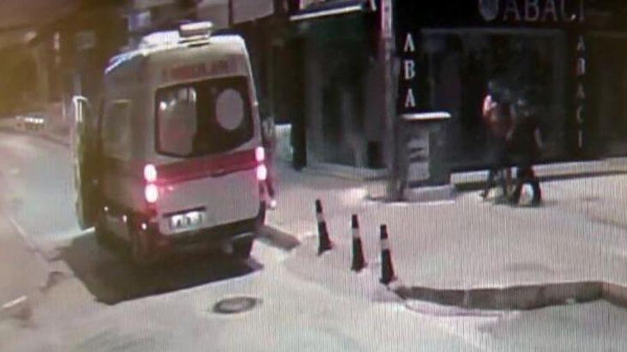 Antalya'da sağlık ekibine saldırı: Kaldırım taşlarını fırlattı