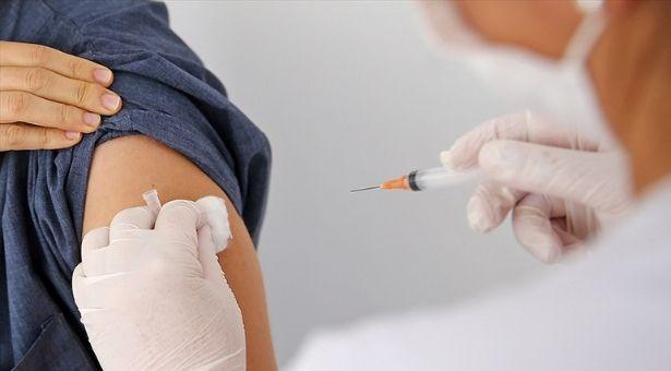 Koronavirüs aşılarından en çok kadınlar etkilendi: Baş ağrısı ve yorgunluk sık görülen yan etki oldu