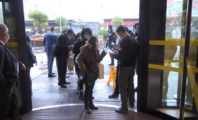 COVID-19 tedebirleri kapsamında AVM'lere HES kodu ile girilmeye başlandı