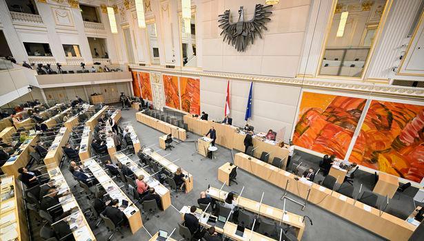 Avusturya'da COVID aşısını zorunlu kılan yasa tasarısına ilk onay