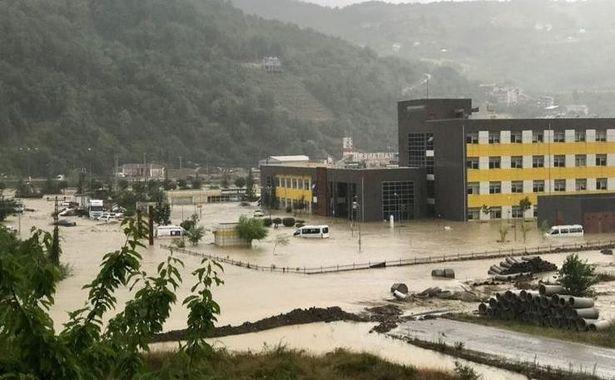 Sinop Ayancık Devlet Hastanesi tahliye ediliyor: Sağlık çalışanları sel bölgesinde