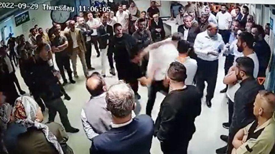 CHP Şemdinli İlçe Başkanı ve kardeşi, başhekim yardımcısını darp etti