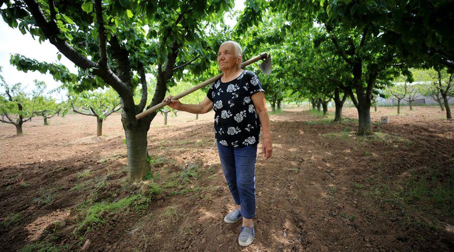Emekli hemşire sağlığını toprakla uğraşmaya borçlu