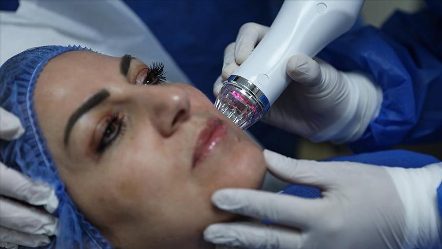 DEÜ  Tıbbi Estetik ve Kozmetoloji Kliniği'ne talep yoğun! Kadınlar 'botoks', erkekler 'brotoks' yaptırıyor