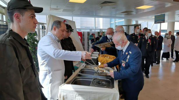 Bursa'da sağlık çalışanlarına 'Çanakkale menüsü' dağıtıldı