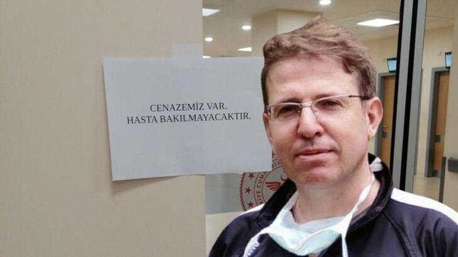 Doktorun öldürüldüğü kliniğin kapısına 'Cenazemiz var' yazısı asıldı