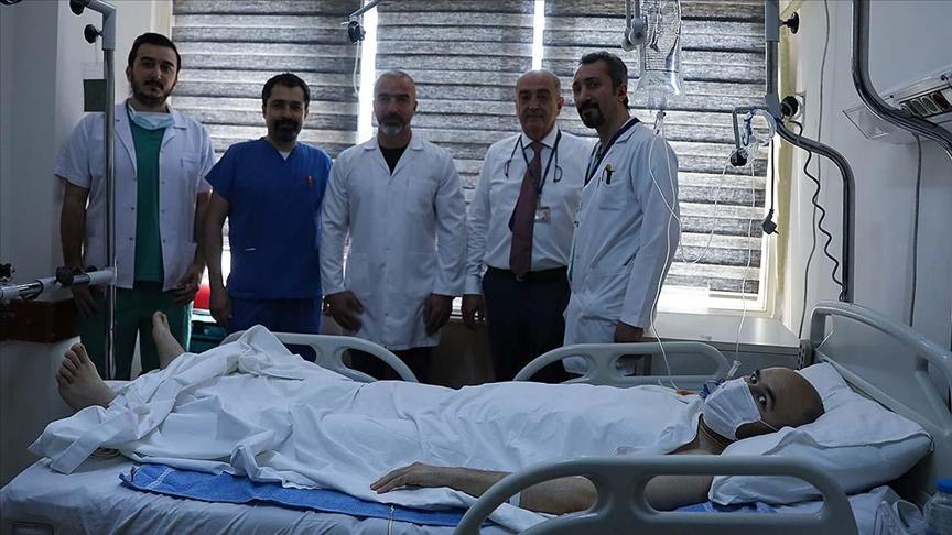 Omurgadan omuriliğe uzanan tümör, 14 cerrahın katıldığı 10 saatlik operasyonla çıkarıldı