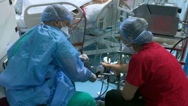 Kahraman doktorlar bozulan ECMO cihazını 2,5 saat boyunca elle çalıştırarak hastayı hayata bağladılar