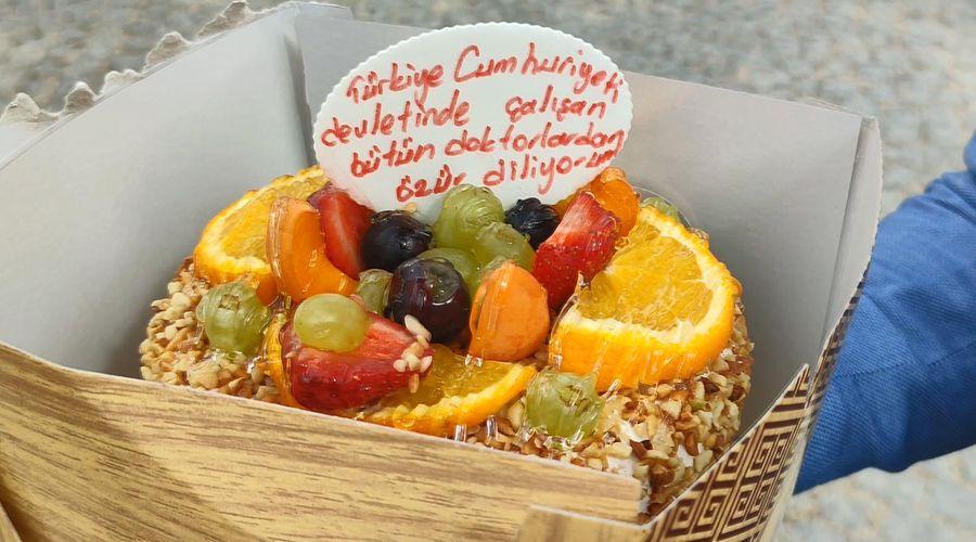 Darp ettiği sağlık çalışanlarından çiçek ve pastayla özür diledi