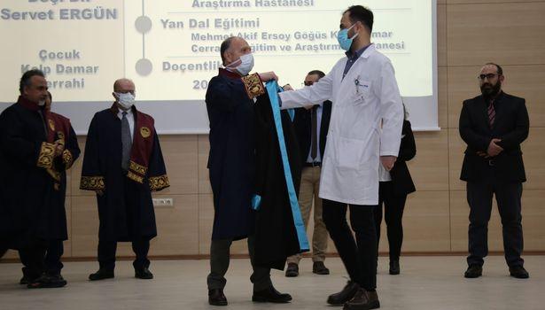 Erzurum Şehir Hastanesi'nde doçentliğe yükselen 4 doktor cübbelerini giydi