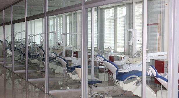 Diş tedavisinde yeni tedbirler: COVID-19 riskine karşı 'cam bölme' dönemi