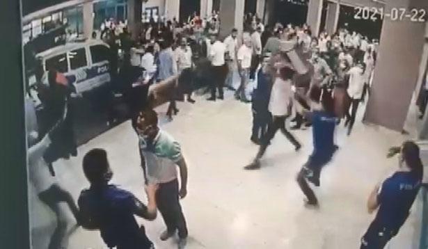 Ölen koronavirüs hastasının yakınları düğünden gelip polis ve sağlık çalışanlarına saldırdı