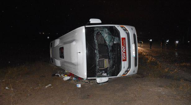 Doğu gezisine katılan sağlık çalışanlarının midibüsü devrildi: 1 doktor öldü, 24 yaralı
