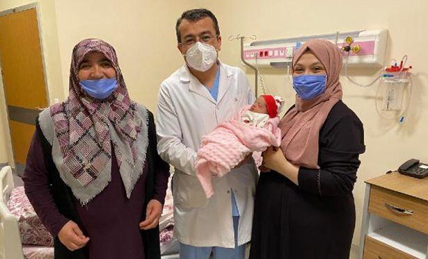 20 yıl önce ellerine doğan genç kadına doğum yaptırdı