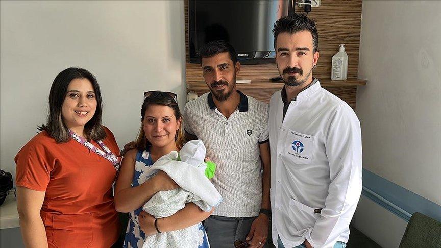830 gram doğan bebeklerine doktorun adını verdiler