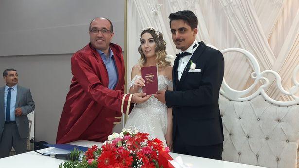 Pandemide nişanlanan doktor çift normalleşmenin ardından dünya evine girdi