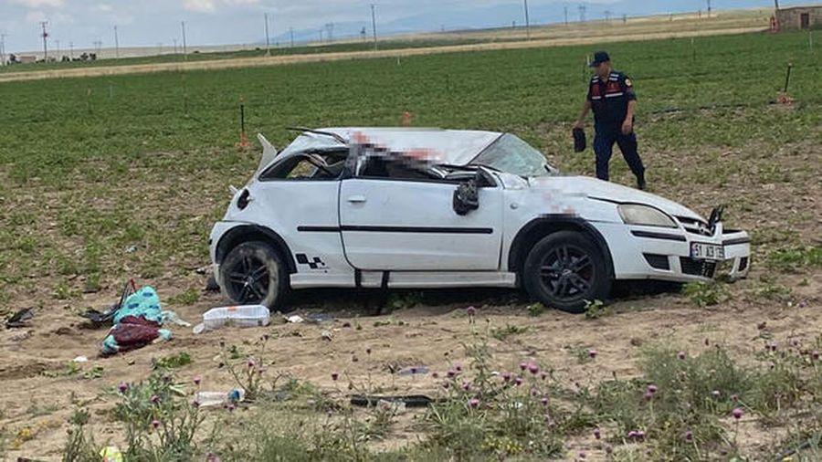 Otomobil tarlaya yuvarlandı; doktor çift yaralandı! Birinin durumu ağır